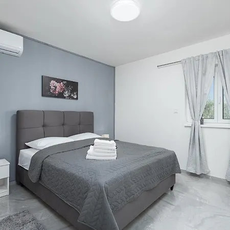 Modern Lila C6 2 - 300 M From The Apartman Porec